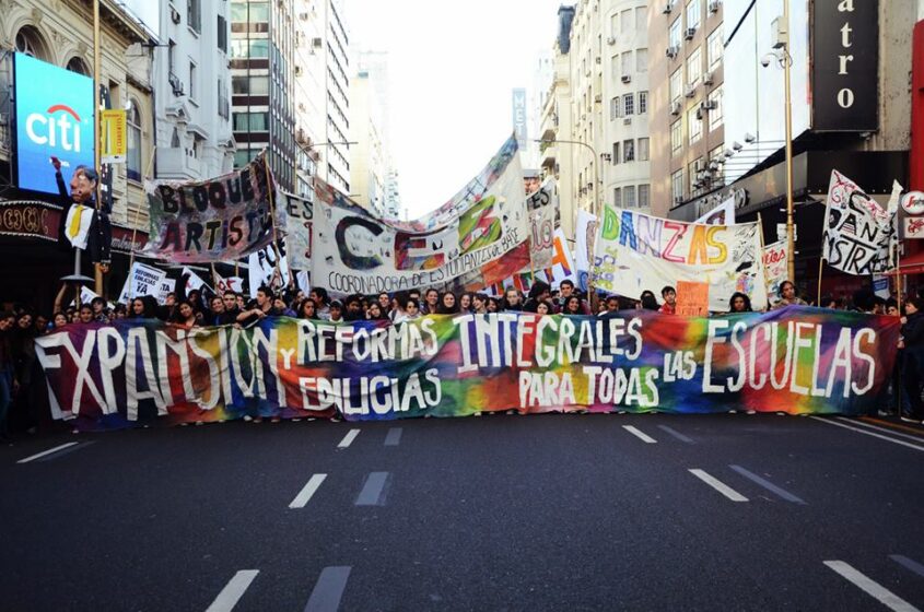 Movilización de estudiantes secundarios porteños en defensa de la ...