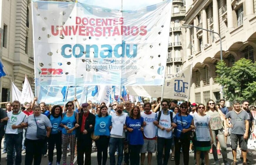Docentes universitarios realizan un paro nacional de 48hs - FM En ...