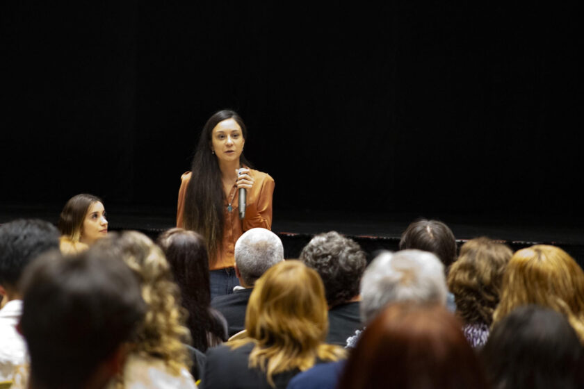 Ayelén Rasquetti presenta frente al auditorio el proyecto "Artistas por su nombre"