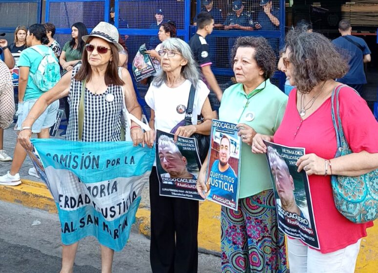 La mamá de Diego Cagliero sostiene un cartel de Justicia por él