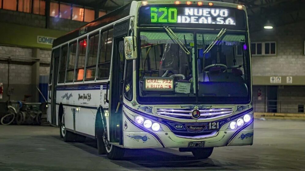 Una colectivo de la línea 620 frenado, con el cartel de la empresa "Nueva Ideal". 