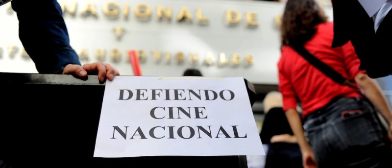 Cartel que dice "Defiendo al Cine nacional" exhibido frente al INCAA