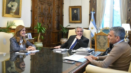 Victoria Tolosa Paz, Alberto Fernández y Juan Zabaleta sentado alrededor de una mesa en una reunión en un despacho de la Casa Rosada.