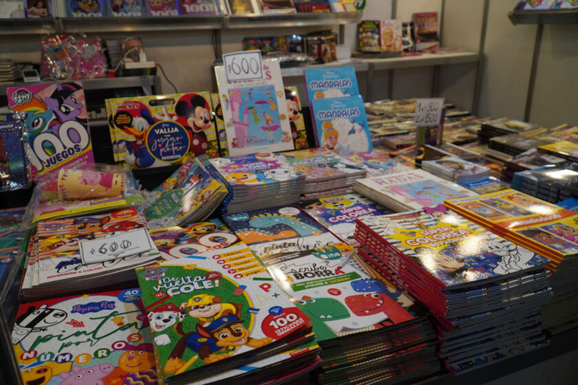 Una mesa de un stand de la feria llena de libros infantiles expuestos