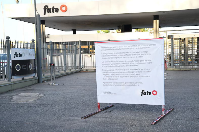 CARTEL de comunicado de cierre colocado por FATE en la entrada de su planta.